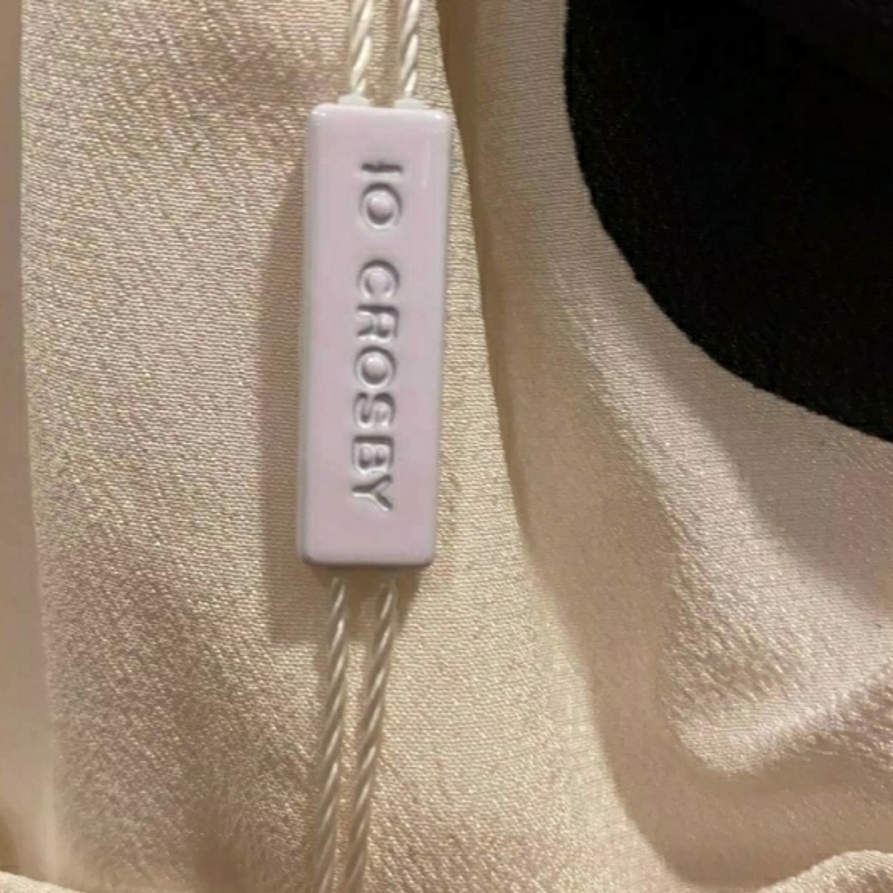 Dereh Crepe
Pleating at front
Polka-dot print - Picture 11 of 13